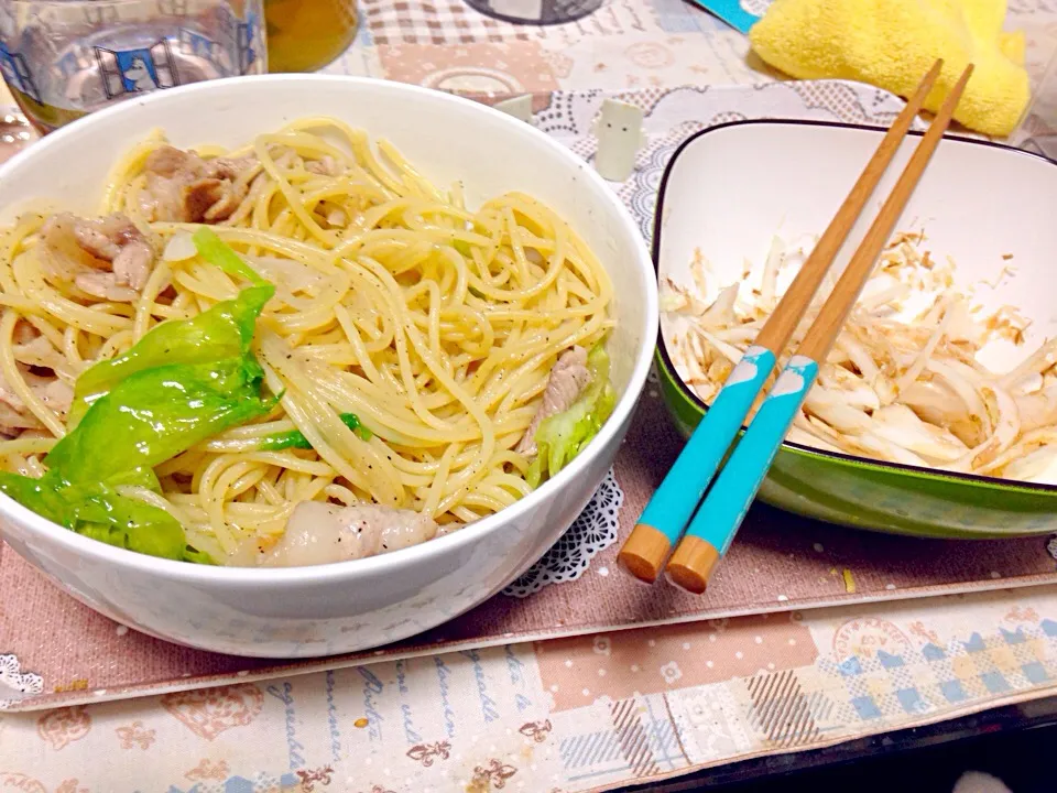 Snapdishの料理写真:2016.3.10夜。和風パスタと、新玉ねぎの和風サラダ。新玉は甘くておいしい！|ご！さん