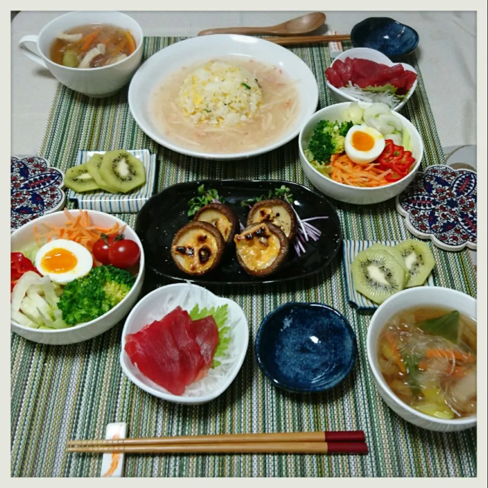 かにあんかけちゃーはん
椎茸のバター醤油焼き
春雨野菜スープ
たっぷりサラダ
マグロのお刺身|misaさん