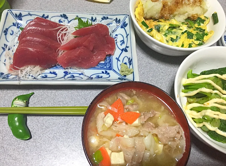 Snapdishの料理写真:魚の刺身、つま、具沢山豚汁、ニラオムレツ、かき菜、白米|ms903さん