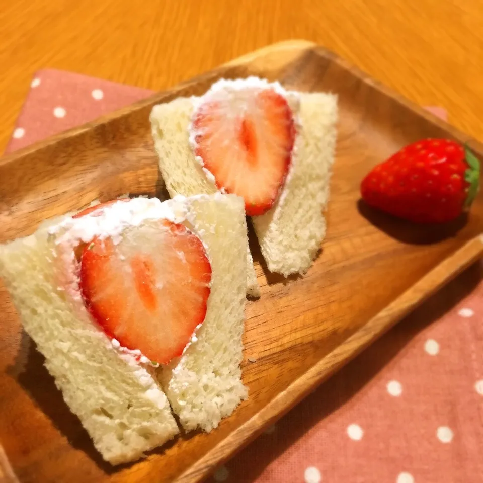 プチいちごサンド♡|もなかさん