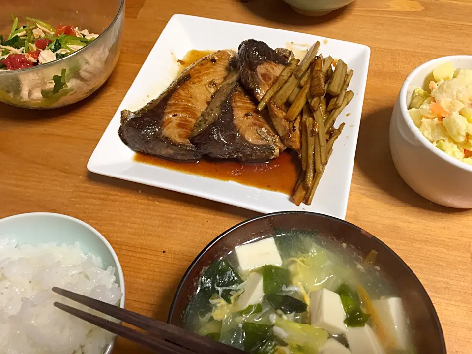 鰤の照り焼きと牛蒡、三つ葉とササミの梅ポン酢和え、ポテトサラダ、白菜人参ワカメ卵生姜の中華スープ 久しぶりに頑張ってみた|naomiさん