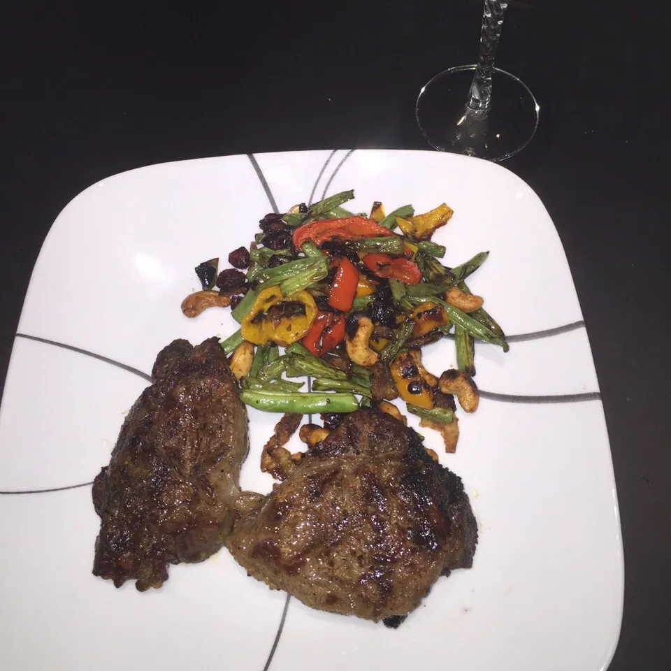 Last nights dinner-steak, roasted green. Beans w/peppers, cranberries & cashews|Richard Thompsonさん