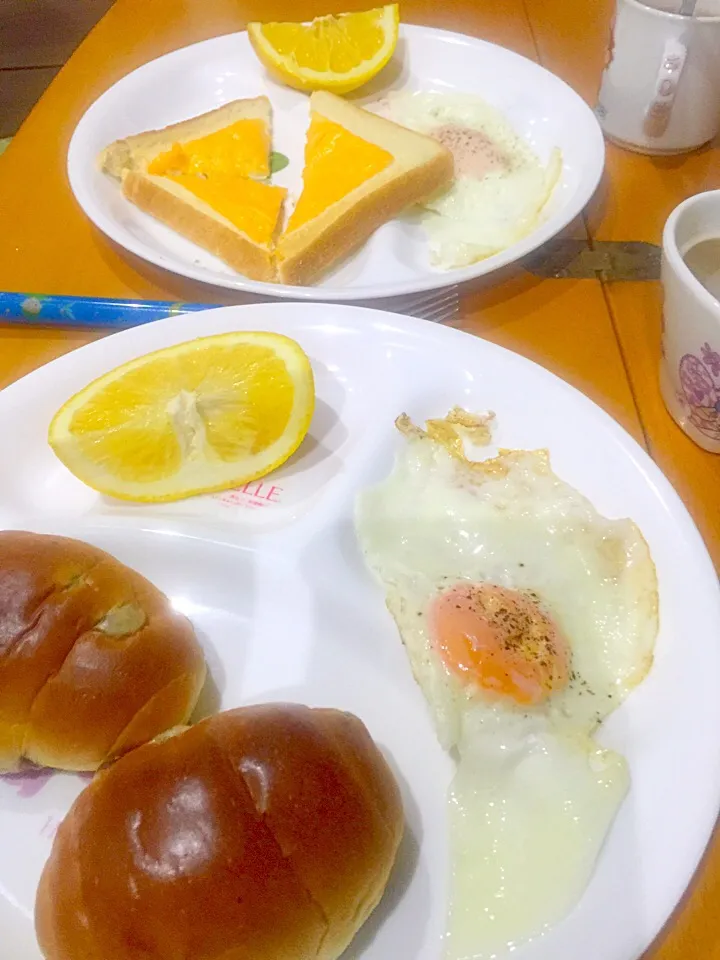 チーズトースト  レーズンバターロール  目玉焼き🍳  オレンジ🍊  ココア  カフェオレ☕️|ch＊K*∀o(^^*)♪さん