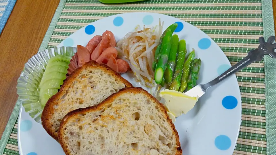 焼きたて❤クルミパンでお家モーニング☕🍞🌄|あぁちゃんさん