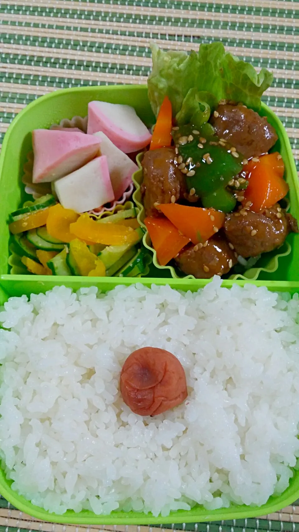 旦那のお弁当
・酢豚風ミートボール
・蒲鉾の麺つゆ煮
・胡瓜と沢庵の和え物|あぁちゃんさん