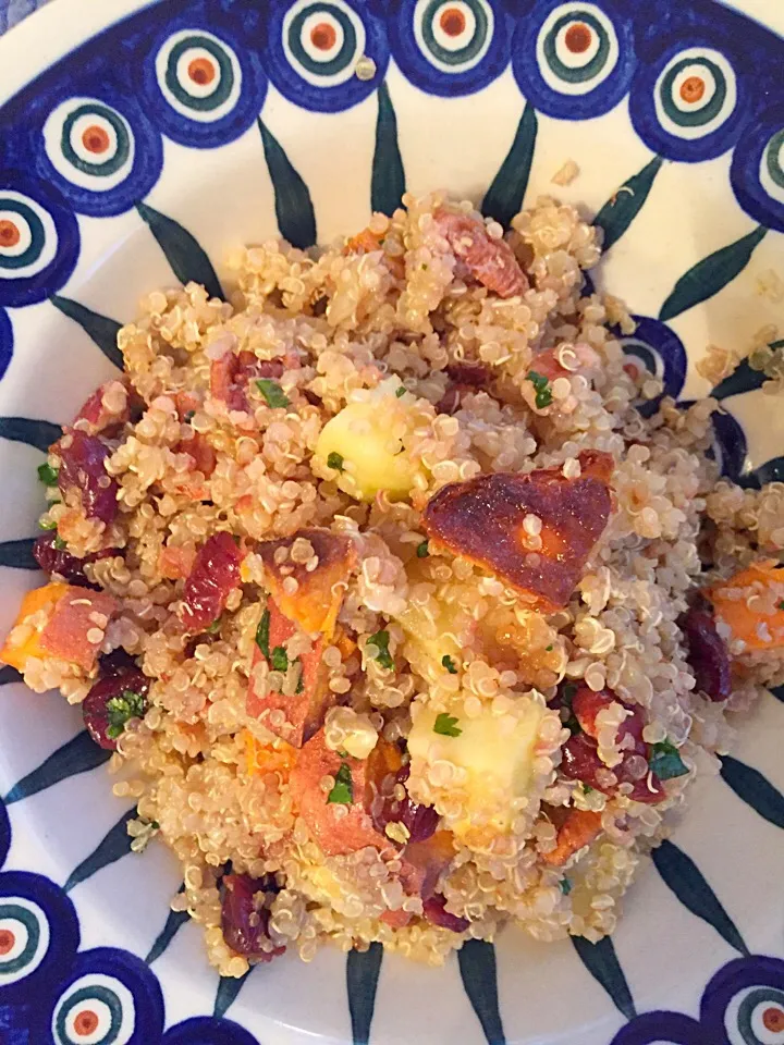 quinoa salad with sweet potato, apples, dried cherries, and cashews|Matthew Cashenさん