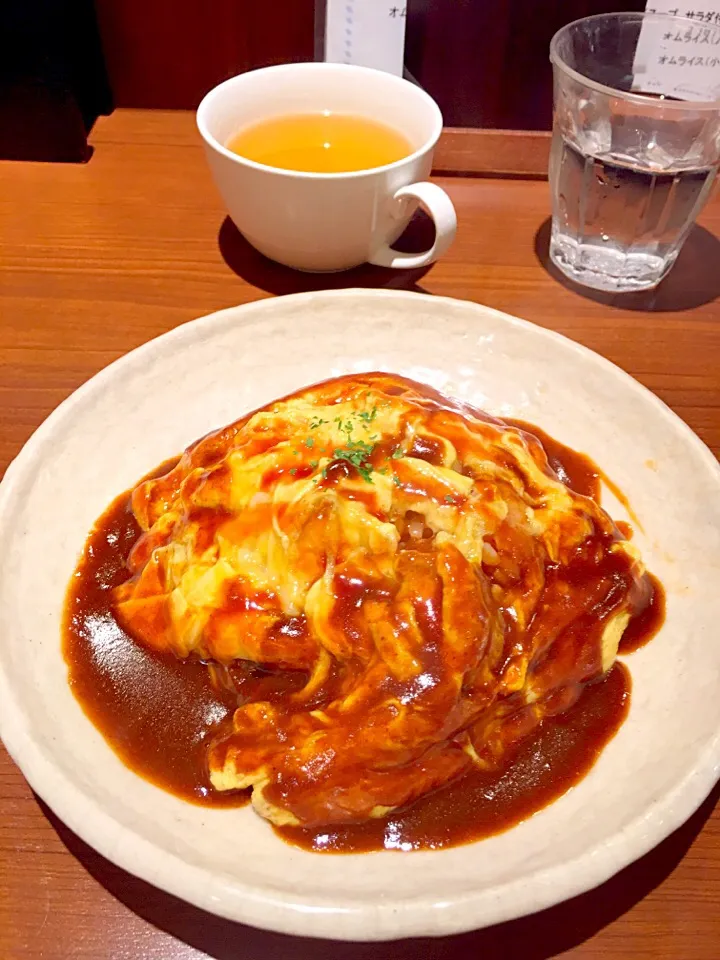 今日の昼はトンコパン再訪
この店の売り「フワトロオムライス」|takamuraさん