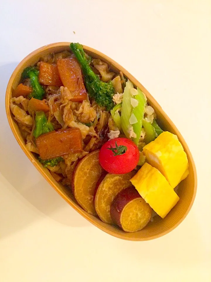 今日のお弁当！
豚肉とにんじんとえのきと菜の花の中華炒め、セロリとツナのサラダ、さつまいものレモン煮、卵焼き|mamigoさん