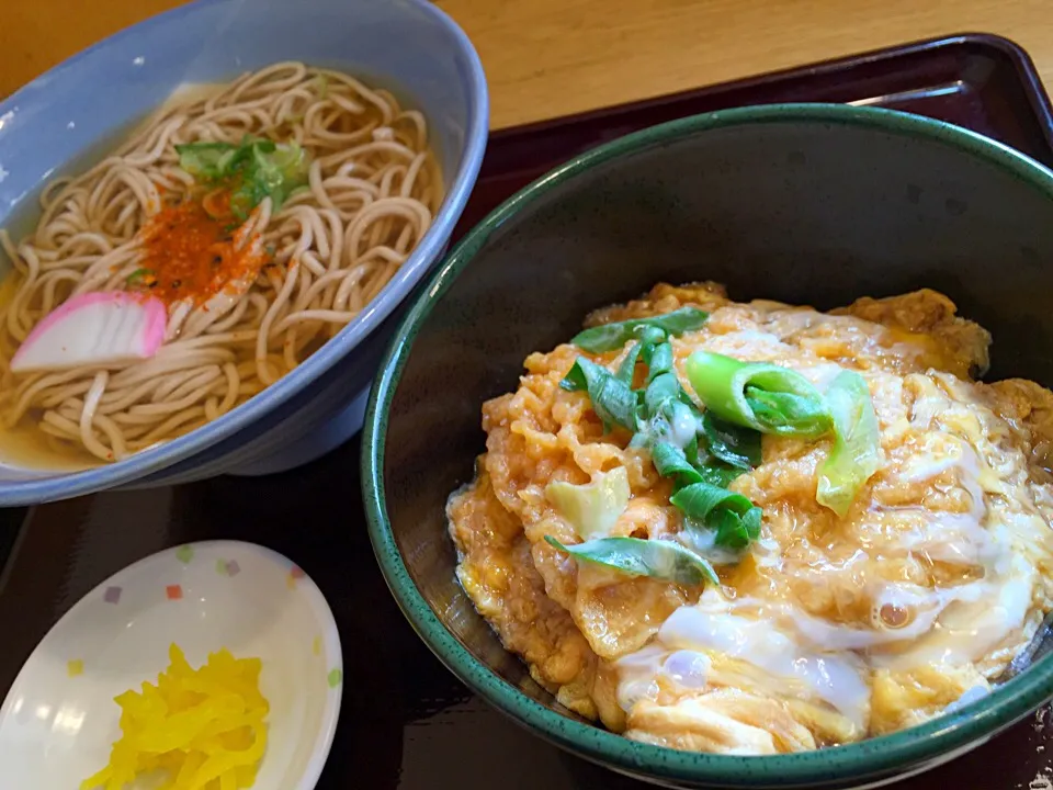 なのに貴方は京都へ行くの〜京都の蕎麦はそれほど良いの〜？って事で今日の阪急そばは贅沢にも天玉丼付けてみました🐣|にゃあ（芸名）さん