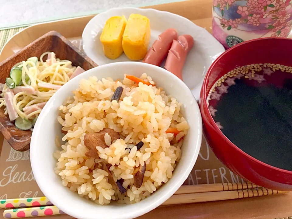 ♡お昼ごはん〜五目炊き込み御飯、卵焼き、ウィンナー、スパゲティサラダ、わかめスープ〜♡|miyuさん