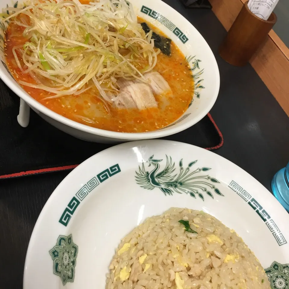 Snapdishの料理写真:ピリ辛とんこつネギラーメン大盛りとチャーハン|Hajime Sakaiさん