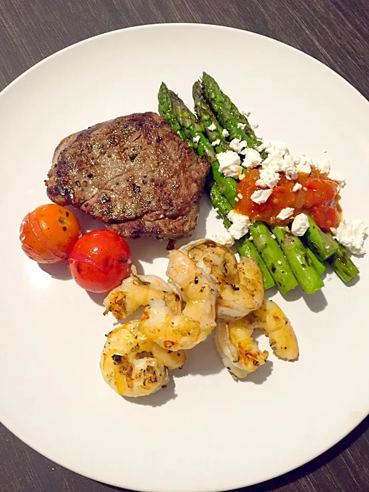 BBQ Fillet Steak, Prawns, Asparagus, Tomato Relish + Feta|Chrisy Hillさん