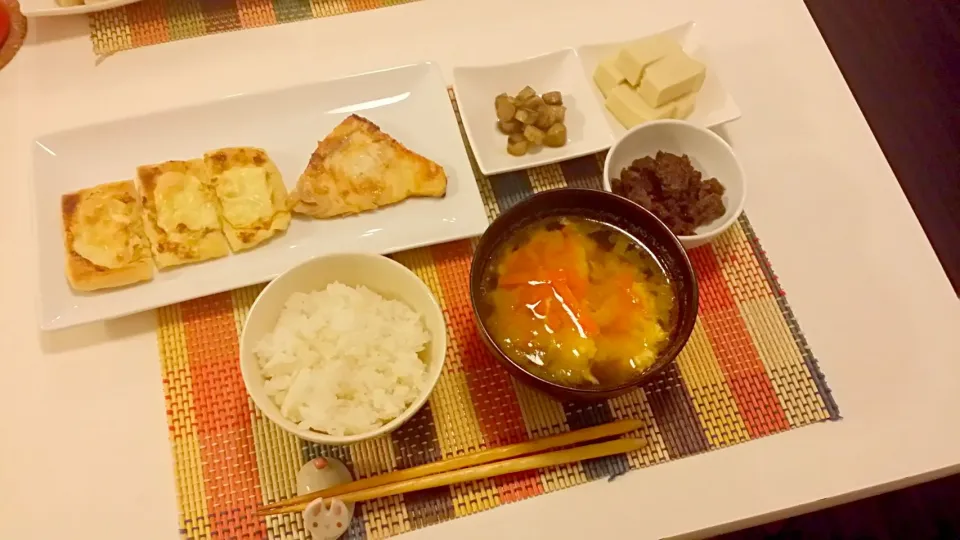 今日の夕食　油揚げのマヨチーズ焼き、めかじきの塩麹焼き、ごぼうの炒め物、高野豆腐の煮物、牛そぼろ、人参と卵の味噌汁|pinknari🐰🌈さん