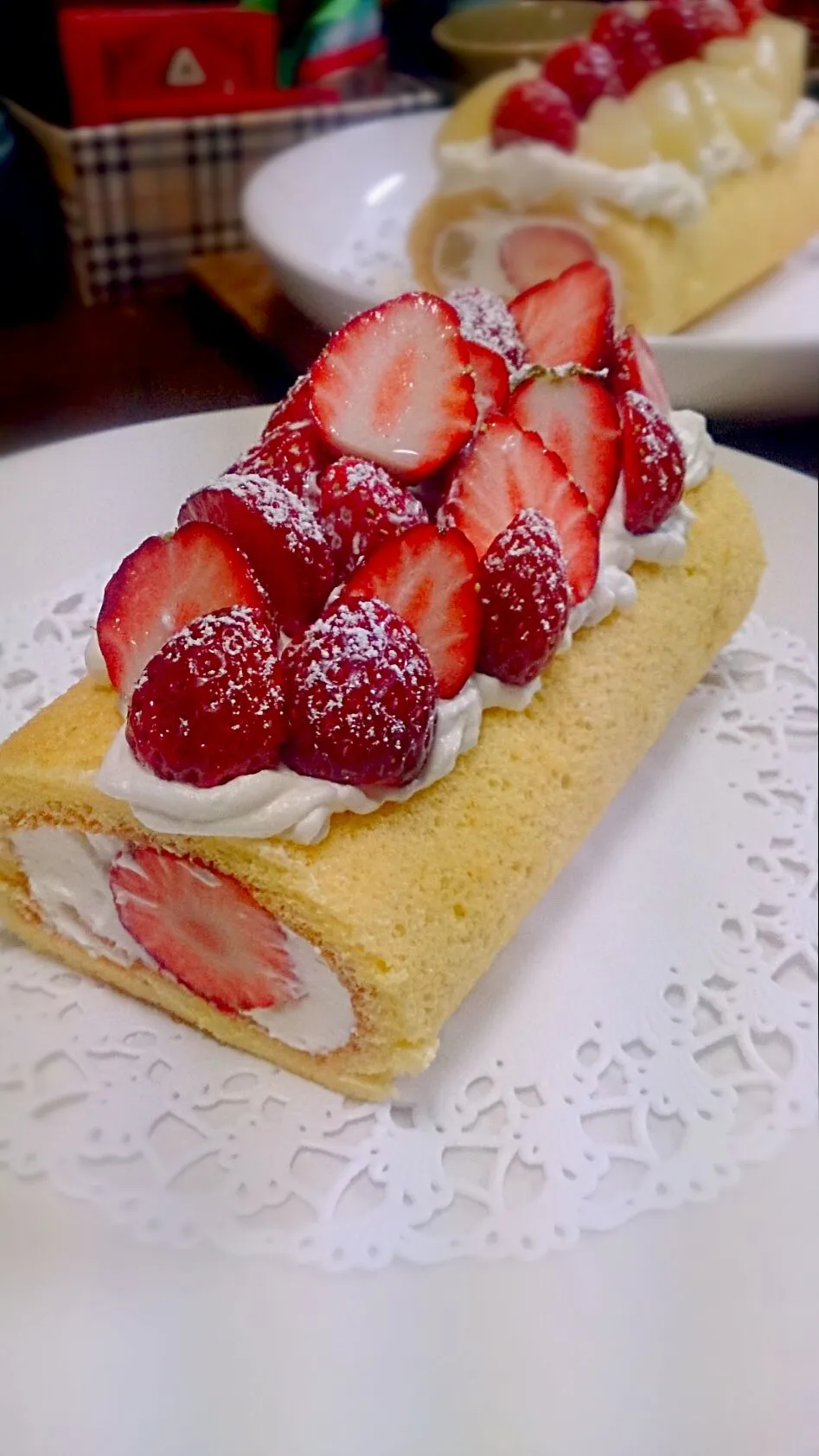 苺てんこ盛りロールケーキ #試してみよう！明治十勝フレッシュ♪|蜜柑さん