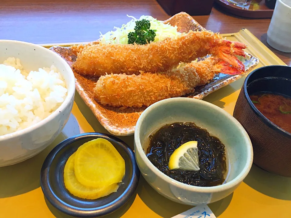 Snapdishの料理写真:今日のランチは、まるは食堂のおっきなエビフライ定食|sono.kさん