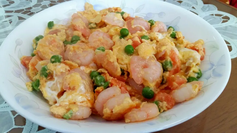 scrambled eggs with shrimp, peas and tomato|steven z.y.さん