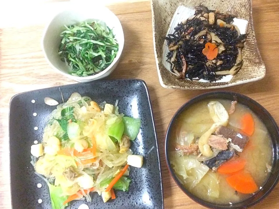 野菜たっぷり春雨炒め、水菜おひたし塩昆布あえ、鯖味噌煮缶入り味噌汁、昨日の残りひじき|ちゃこさん