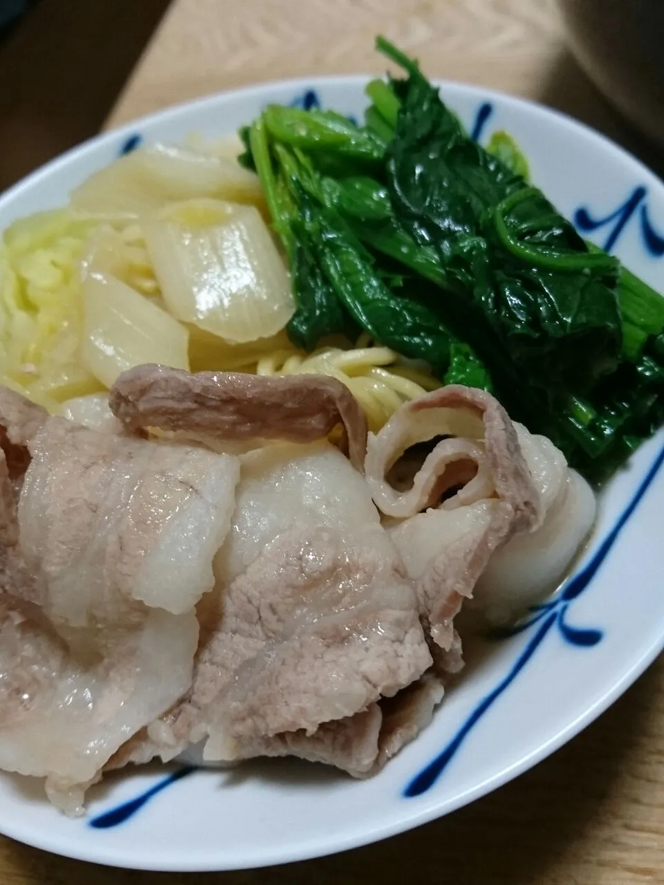 Snapdishの料理写真:煮込みラーメン。豚バラがサイコーです❗❗しかも切らずに長いままです(笑)料理より家具造ってる方が楽ですね～(笑)|のーなさん