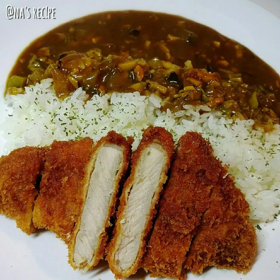 カツカレ－👳

カレーの具は冷蔵庫にあったササミと椎茸の甘煮とブロッコリーと玉葱だけ🎵
インド人になったつもりで色んなスパイス入れてみたら子供達が｢辛い 辛い｣って言いながら完食してた😹😸👳|Kashimanakitchenさん