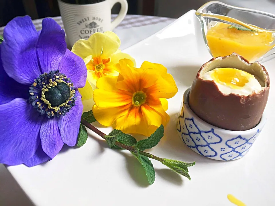 Chocolate egg stuffed with vanilla and mango mousse|laura giardinaさん