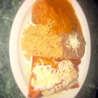 Snapdishの料理写真:Chile relleno de queso y enchiladas con papa y queso.
Cheese Stuffed pepper and potato and cheese enchiladas.|Zeuzáved Apacuécheo Ypevagüさん