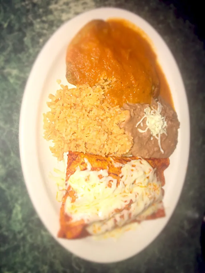 Snapdishの料理写真:Chile relleno de queso y enchiladas con papa y queso.
Cheese Stuffed pepper and potato and cheese enchiladas.|Zeuzáved Apacuécheo Ypevagüさん