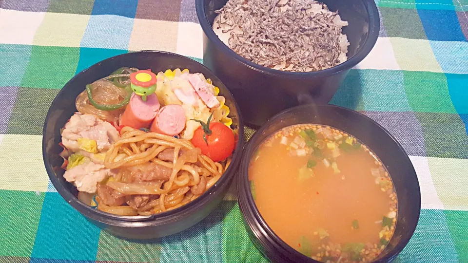 お弁当。焼きそばとポテトサラダと白菜と鶏のポン酢とピーマン春雨とウインナーと坦々スープ。|エリカさん