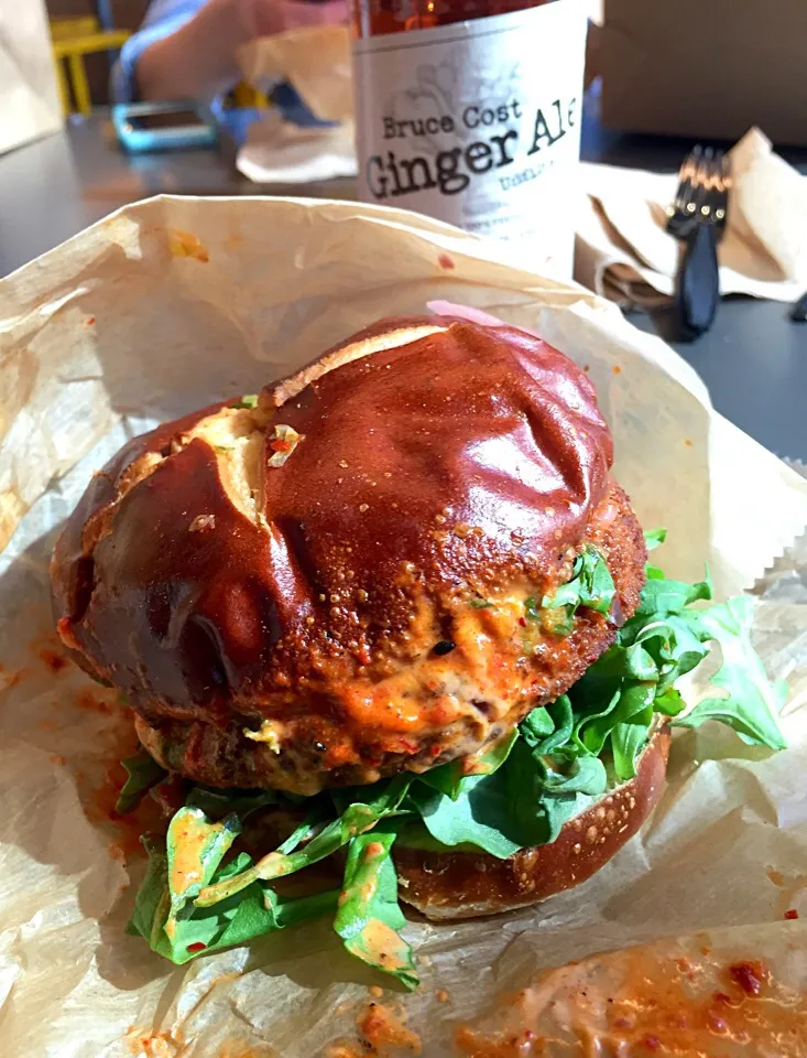 Gouchujang Vegan 🍔 with sautéed kimchi, arugula, pickled red onions, black sesame gomasio and Sriracha mayonnaise|MyRaXさん