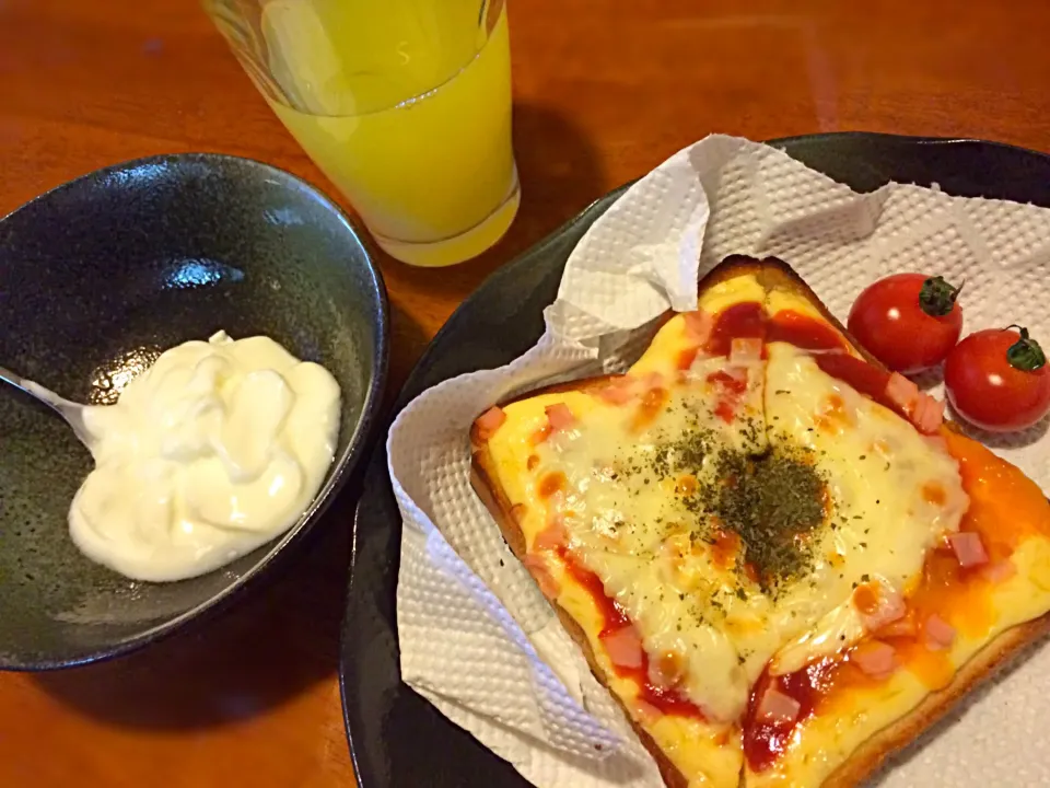 Snapdishの料理写真:温玉ピザトースト|ちーぽんさん