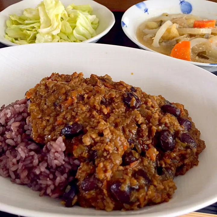 黒豆ご飯のキーマカレー
けんちん汁
塩キャベツ|Sosuke Kishimotoさん