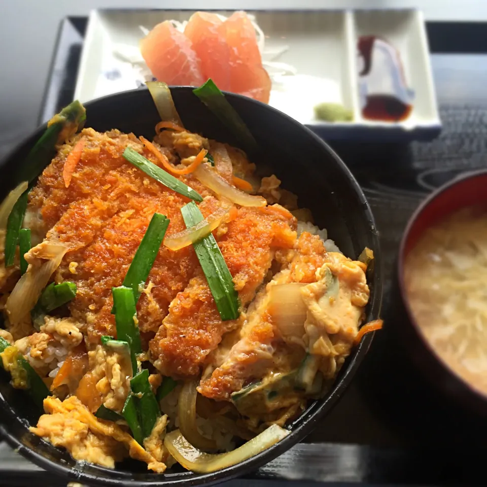 カツ丼ランチ（刺身、ポーク、玉子焼き付）|エイコーワールドさん