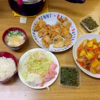 今日のまかない
鳥じゃが、鳥のガーリックソテー、豆腐サラダ、味噌汁、ご飯、めかぶ|Hiromi Matsushitaさん