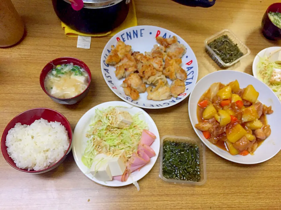 今日のまかない
鳥じゃが、鳥のガーリックソテー、豆腐サラダ、味噌汁、ご飯、めかぶ|Hiromi Matsushitaさん