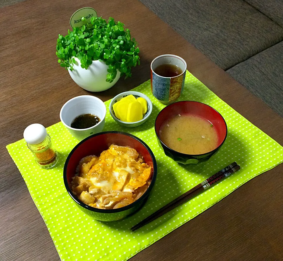 きざみ丼、小松菜のお味噌汁、もずく酢、たくあん、ほうじ茶|pentarouさん