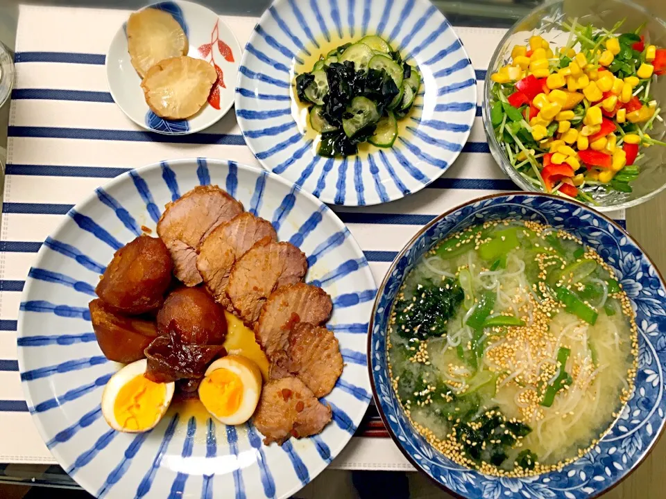 今夜は
煮豚
こんにゃくのラーメン風
きゅうりの酢の物
サラダ|いしぃむしぃさん