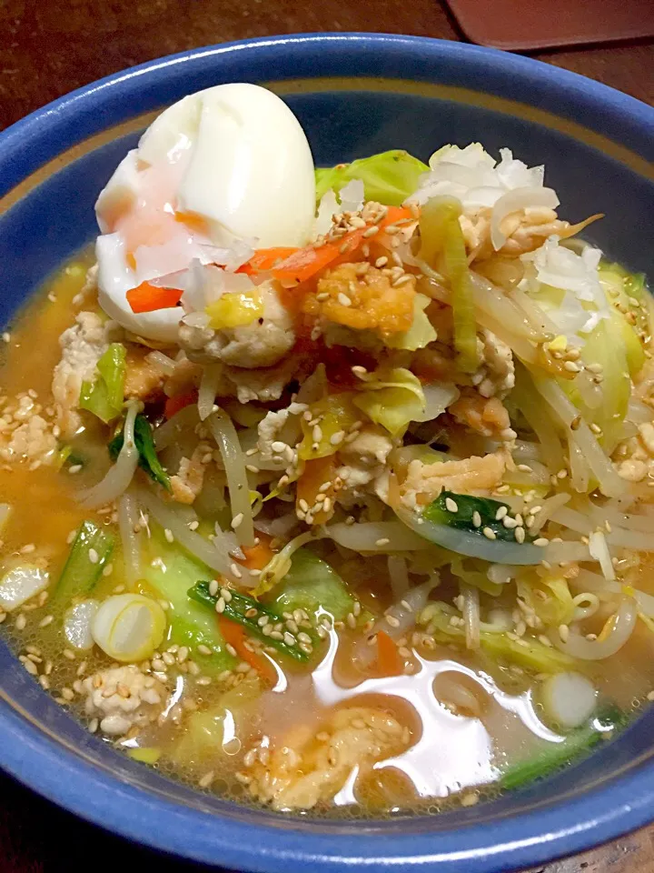 カリメロゆで卵がのった
野菜たっぷり味噌ラーメン🍜|ま〜てぃんさん