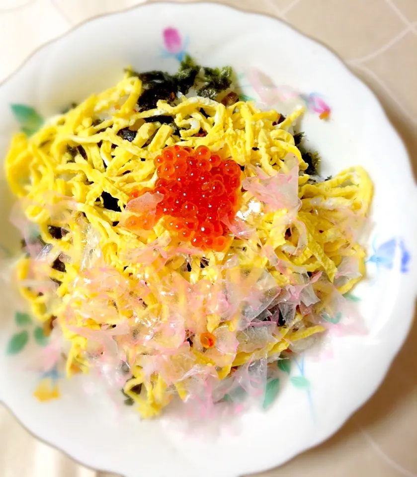 ちらし寿司。ピンクは削りかまぼこ。彩りが良くなります。|Chiaki Kobayashiさん