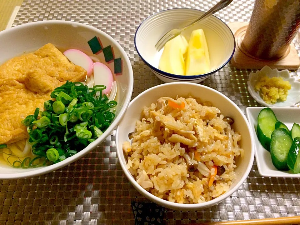 今日の夜ごはん  ○きつねうどん ○炊き込みごはん ○きゅうり浅漬け  きつねって簡単に作れる事を知った今日(笑) まだ寒いからすった生姜入れて食べた♡|えりえいたさん