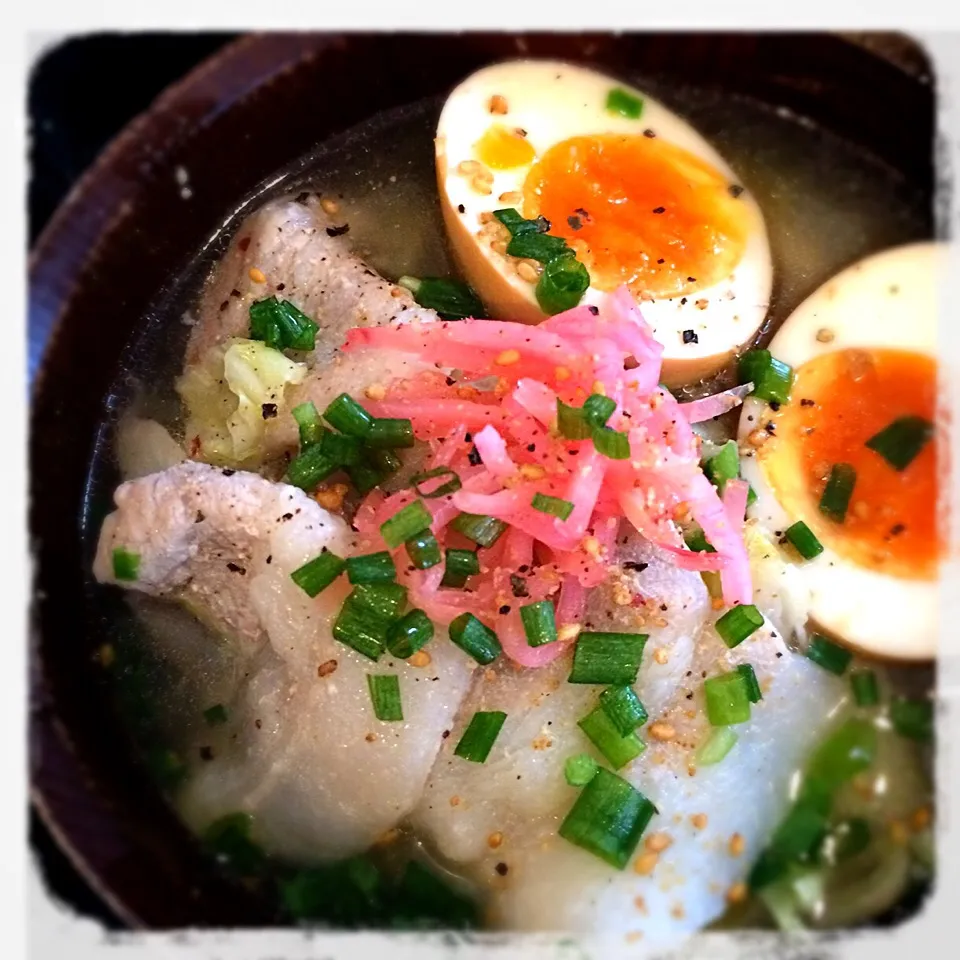 カラダにも美味しい塩ラーメン
ウーロン半熟味付けタマゴ
ちゅら豚とキャベツ塩麹炒めのせ|MINさん