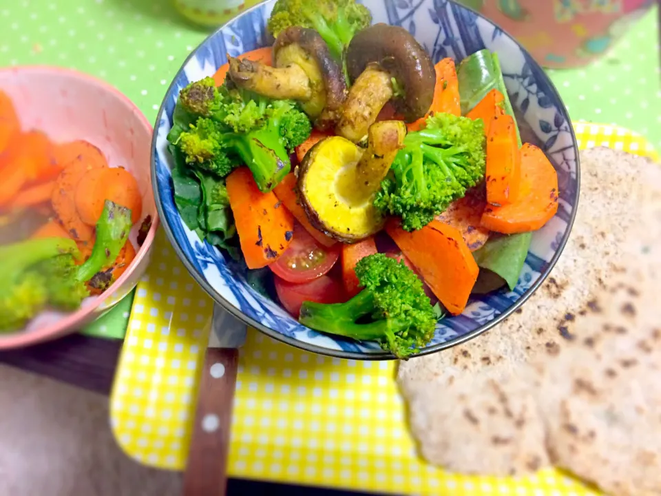 ほうれん草野菜サラダと手作りflatbread|サヤナビさん