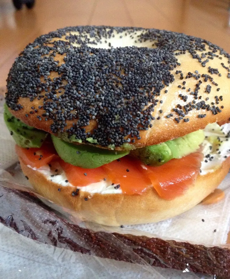 Poppyseed Bagel with lox, cream cheese and avocado|Miboさん