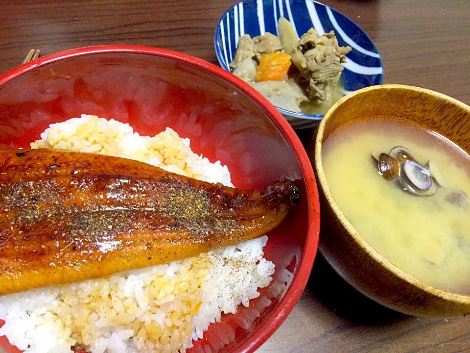 遅くまで公園で遊び過ぎた日の手抜き夜ごはん うな丼、しじみのお味噌汁、黒毛和牛でこんにゃく煮物|きむらゆりかさん