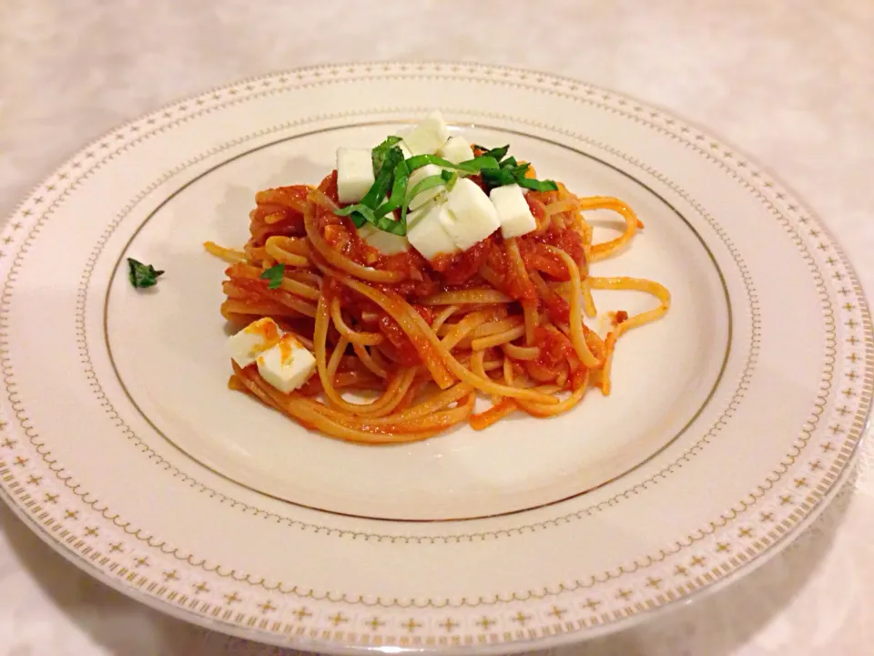 トマトソース🍝モッツァレラチーズとバジル|こいちさん