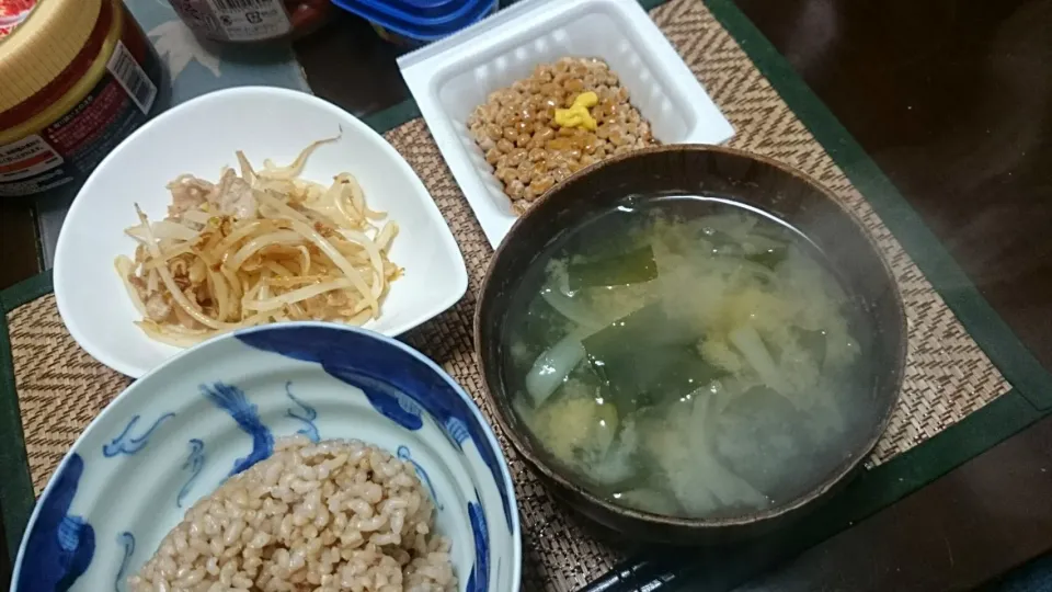 ワカメと玉ねぎの味噌汁＆豚肉ともやしの炒め＆納豆|まぐろさん