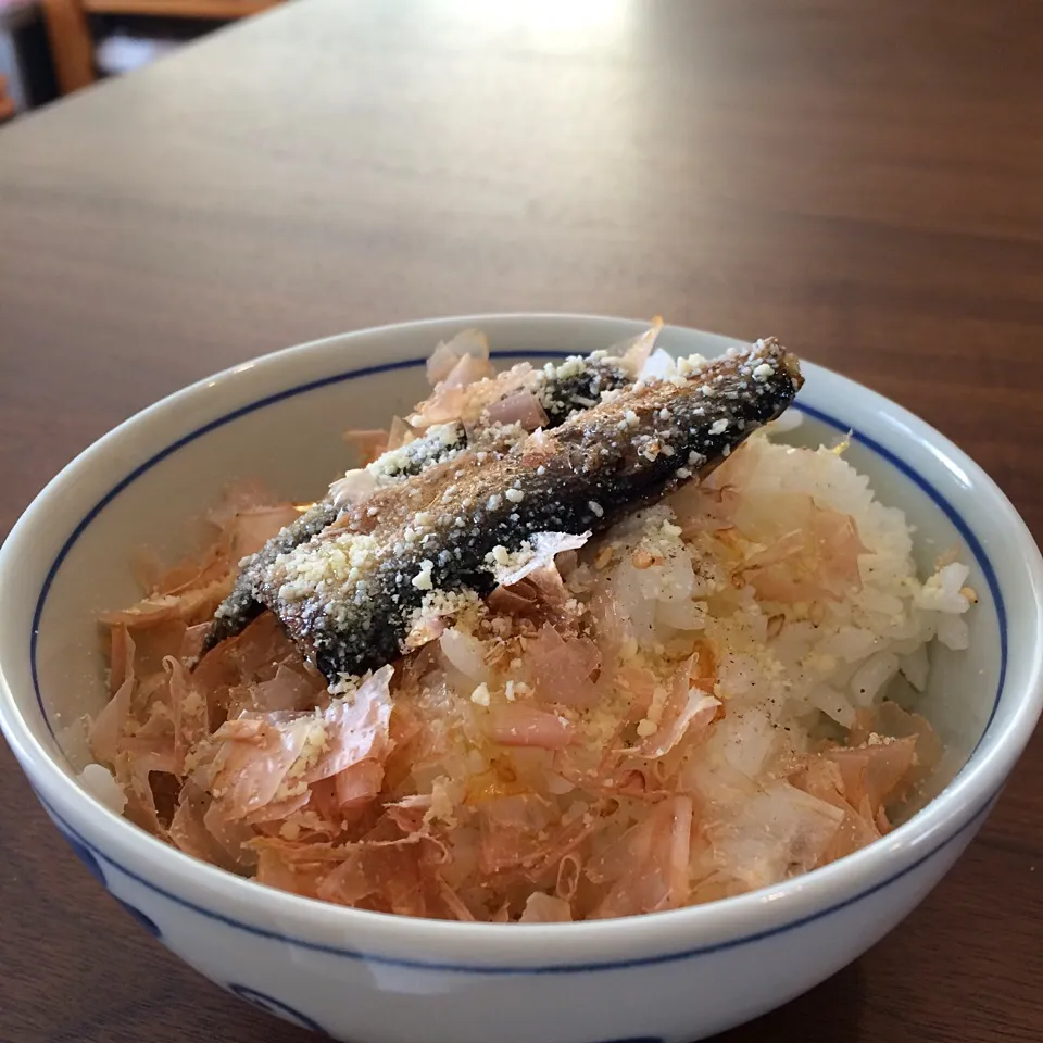 オイルサーディン丼✨🍚🐟|まきんすぱん///さん