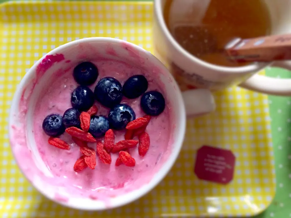 Snapdishの料理写真:ビタやチアシード'bircher mueslu'とブルーベリーとくこの実|サヤナビさん