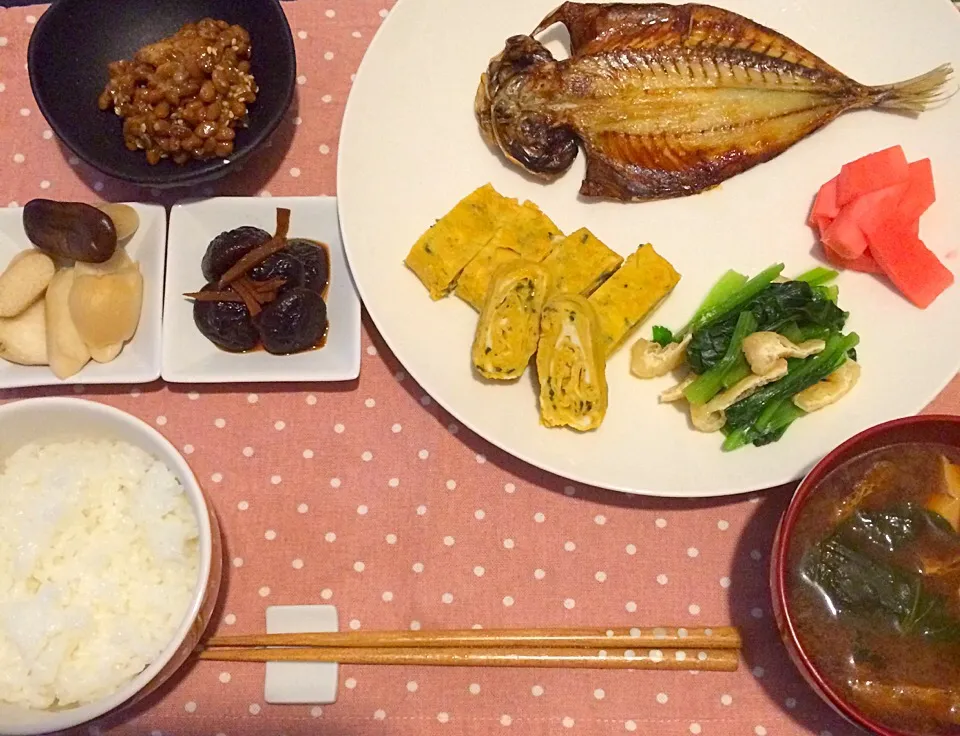 ごま納豆、エリンギぬか漬け、八色しいたけの佃煮、鯵の開き、刻み海苔を見だし巻、小松菜とお揚げのおひたし、大根梅酢漬け、お豆腐とお揚げと小松菜の味噌汁。|Snack PIYOさん