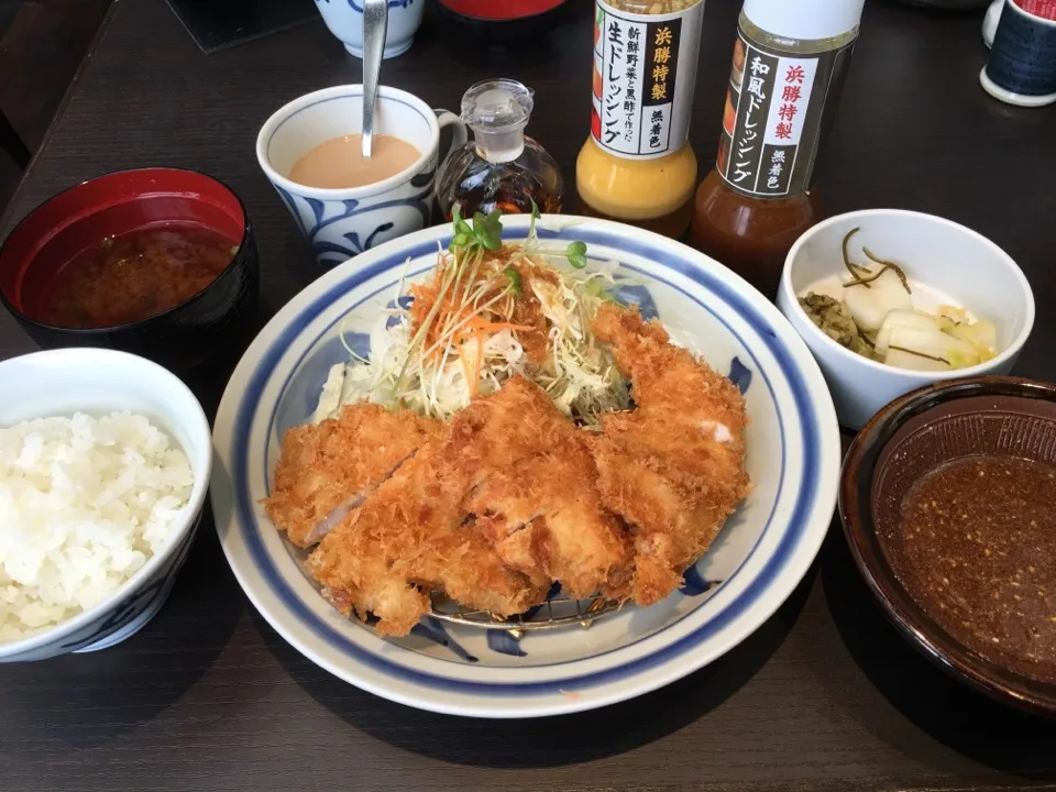 チキンカツ定食(ご飯:白飯、キャベツ:千切り、お味噌汁:赤味噌、お漬物:盛り合わせ)＋ドリンクバー|マロさん