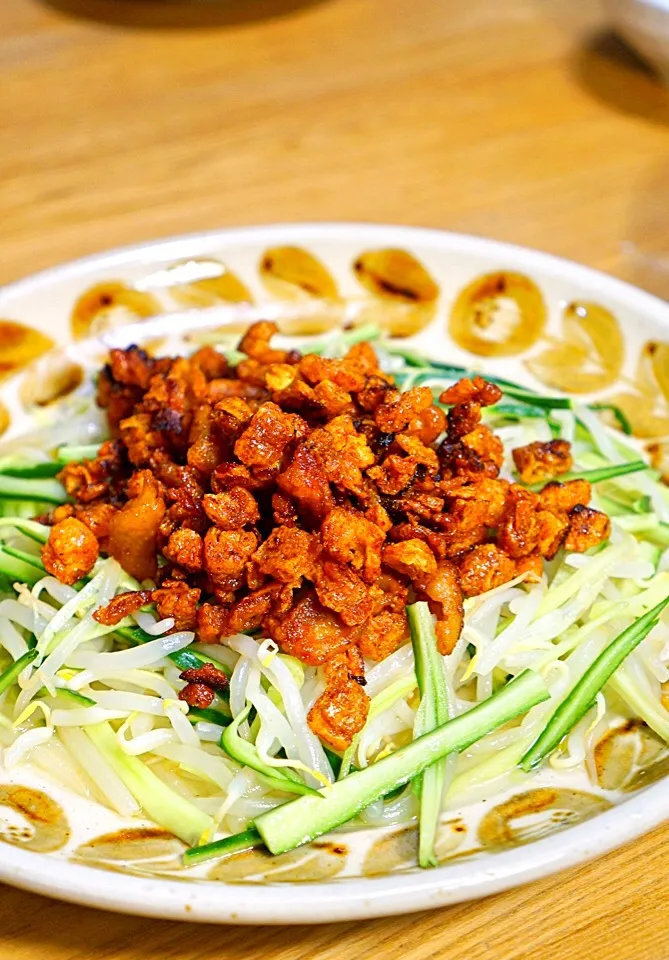 油かすみたいな肉味噌？？中身は鶏皮と油揚げ（薄揚げ）で出来ているんです♡|ひこまるさん