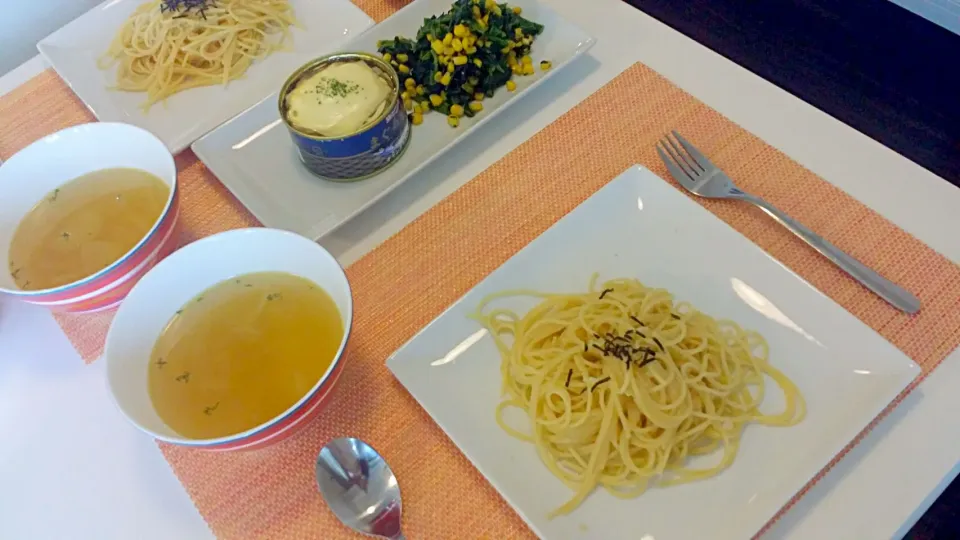 Snapdishの料理写真:今日の昼食　たらこパスタ、ほうれん草のバターコーン炒め、ツナ缶のマヨチーズ焼き、玉ねぎのコンソメスープ|pinknari🐰🌈さん